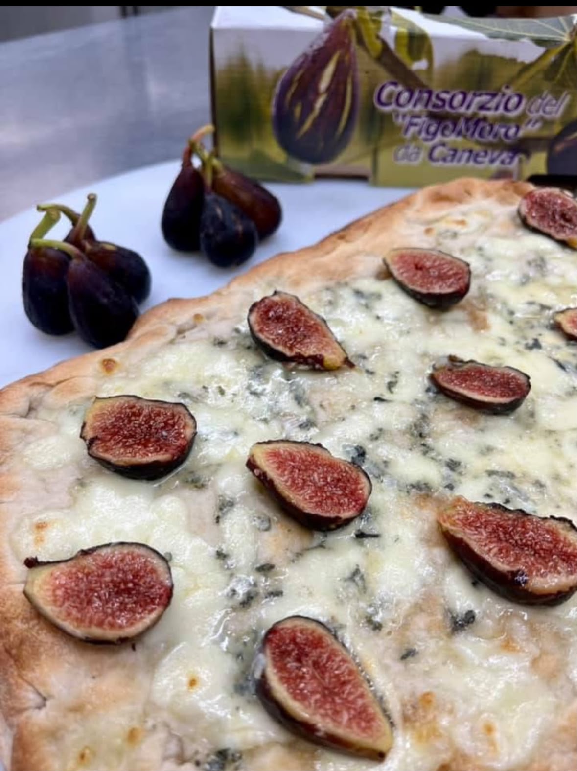 Pizza bianca con gorgonzola e fichi del Consorzio FigoMoro di Caneva